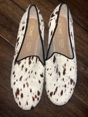 TOMS White and Brown Spotted Slip-On Loafers